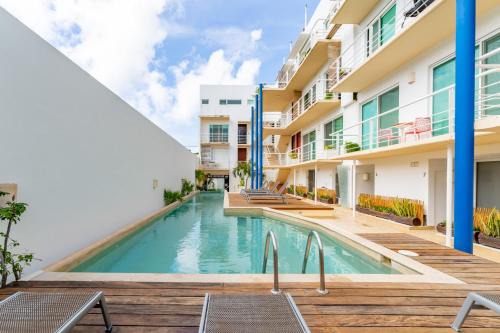 Duplex with Rooftop Plunge Pool short walk to Beach