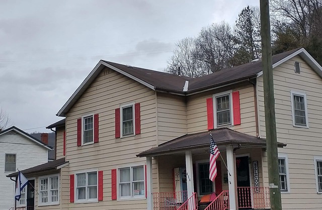 DUPLEX.WITHIN A MILE OF THE HATFIELD MCCOY TRAILS