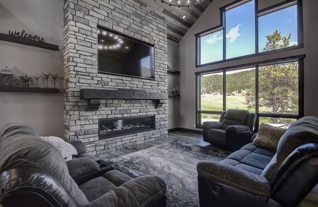 Dusty Diamond-New build, private hot tub, 4 miles to Sturgis & 5 miles to Deadwood!