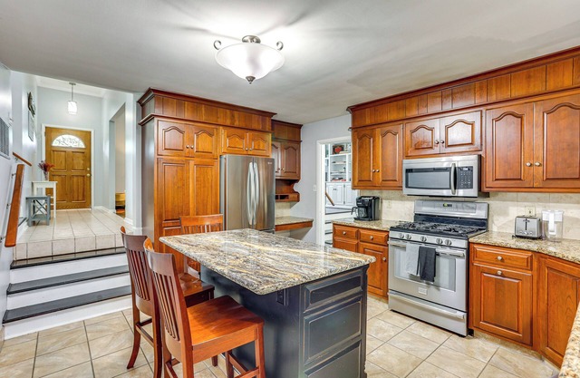 Dutch Country Home Near Family Attractions!