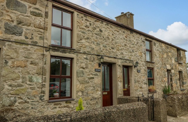 DWYROS, pet friendly, character holiday cottage in Morfa Nefyn