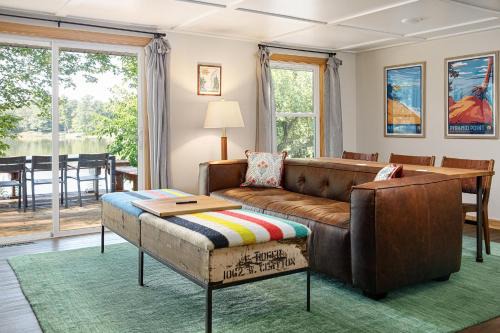 Dyer Lake Gallery Retreat - Lakefront - Deck - Fire Pit