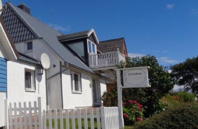 Dyke nest directly on the outer dike with a wonderful view over the north beach