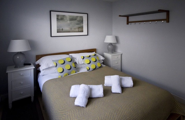Dynnarge (2) - a 2 bed classic terrace that sleeps 4 guests in 2 bedrooms