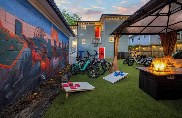 E-Bikes, Arcade Room, Fire Pit, Projector - DT ATL