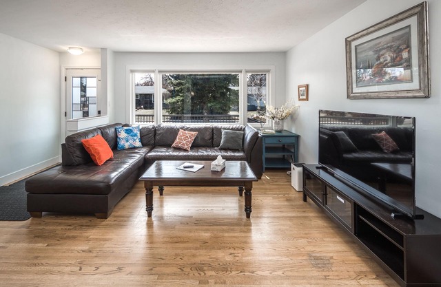 E@HOME Entire house 5BR2BA&Central by chinook mall