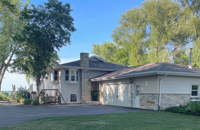 EAA retreat on Lake Poygan!! Quiet lake property with home and guest barn.