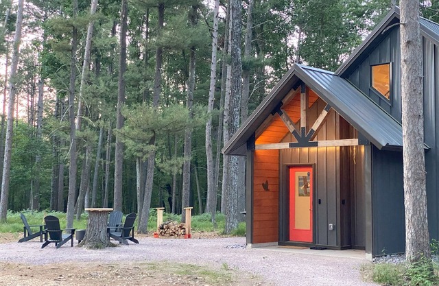Eagle Cabin @ Orange Tractor Retreat: a new, modern cabin on 40 private acres