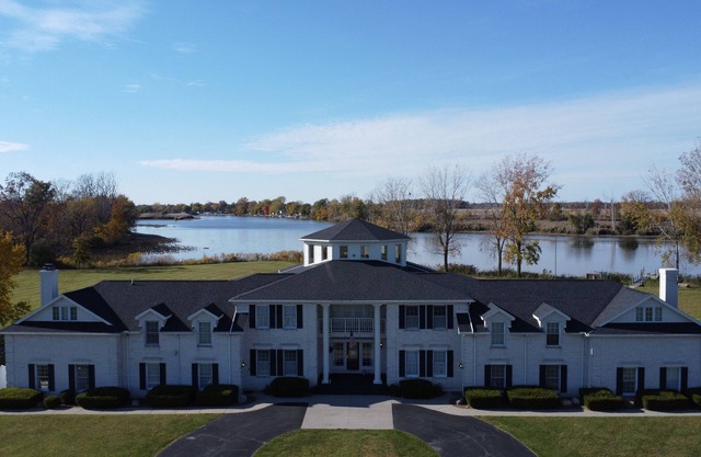 Eagle Isle Wings Spacious 8 bedroom Split Townhouse on the Sandusky River
