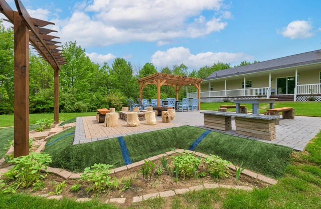 Eagle Point! Discover serenity in our secluded oasis! Hagar Shores park/Beach area