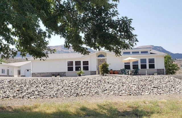 Eagle Point on Lake Roosevelt. 5 Minutes to Spring Canyon Park and Boat Launch.
