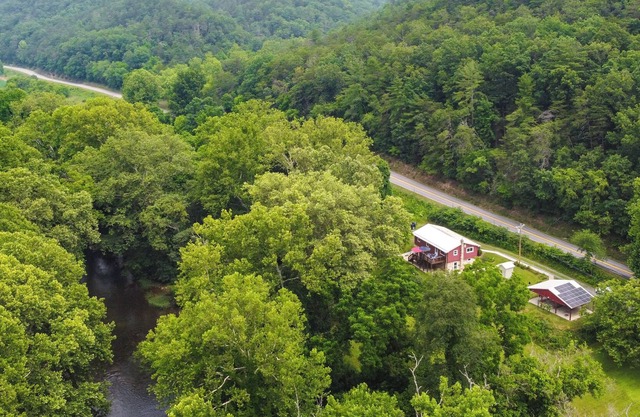 Eagle Rock Cottage: Cozy Creekside Getaway w/ Deck