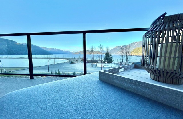Eagle's Nest - Penthouse Condo w/spectacular Harrison Lake & Mountain Views