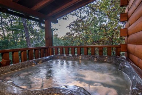 Eagles Haven Lodge, 5 bed, 4 bath, great for groups, game room, hot tub, Wi-Fi, grills, easy roads