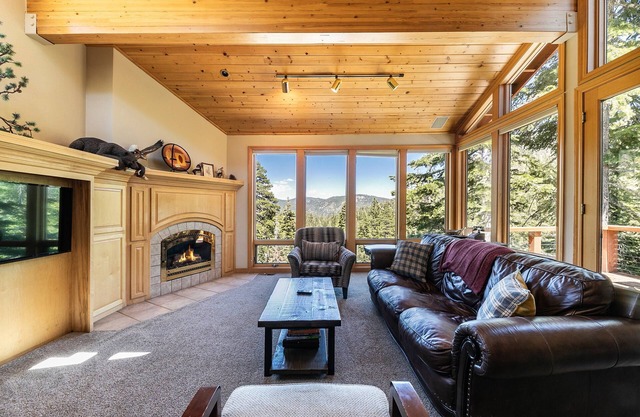 Eagles Nest By Tahoe Getaways- Hot Tub- Pool Table- Shuttle to Slopes- Dogs OK!