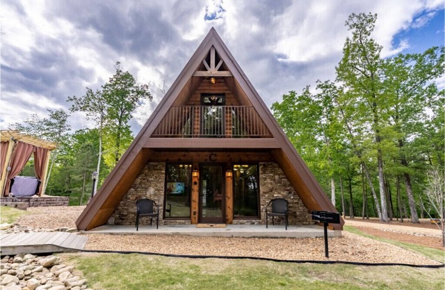 Eagles Rest Cabin w/Hot Tub - Sleeps 6