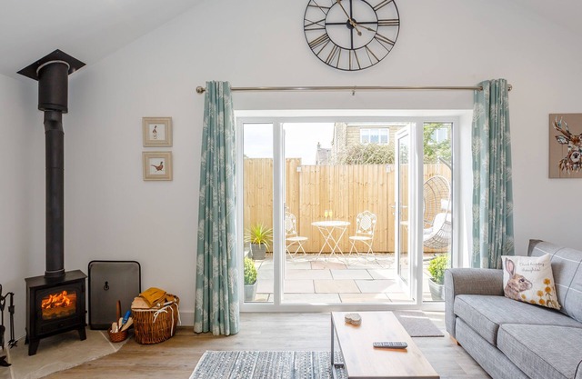 EAMES COTTAGE, pet friendly, with open fire in Cowling