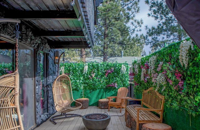 Early and Late Check in/out Times + GameRoom + Gorgeous Remodel + Huge Yard