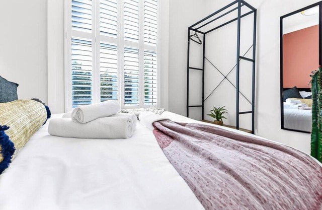 Earth Tones and Greenery: 4BR Flat Sleeps 8