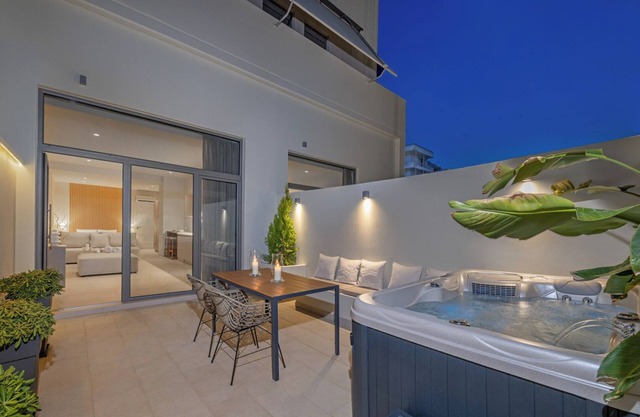 | Earthy Haven | Minimalist Luxury Studio &Hot Tub