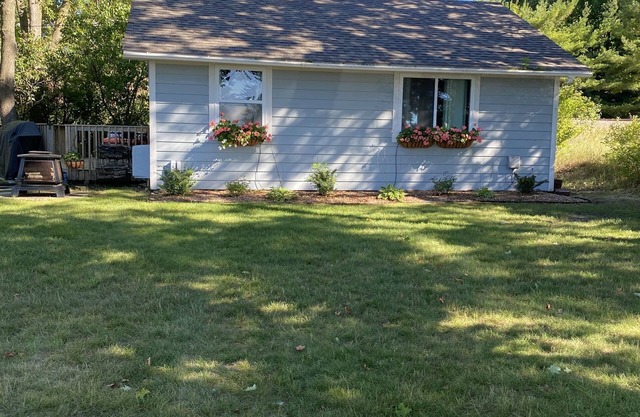 East Bay Getaway Cottage - Minutes away from Downtown Traverse City & Horse Show