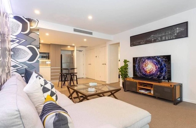 East Brisbane 1bed unit with Rooftop pool +Parking