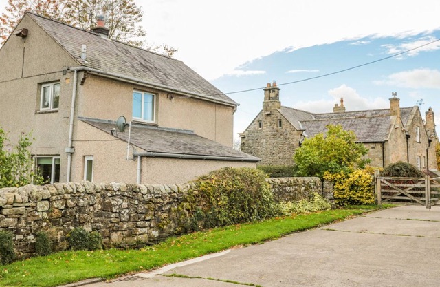 EAST COTTAGE, pet friendly, with open fire in Haydon Bridge