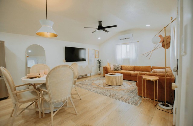 East Downtown Desert Chic Casita+Hot Tub+Pet Friendly+No Pet Fee!
