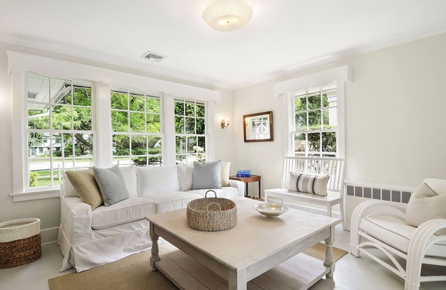 East Hampton Village: Beautifully Renovated 3 Br Classic Cottage Walk To All