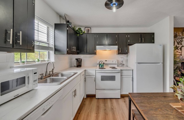 East Nash, 12 mins to Broadway, Sleeps 6