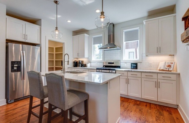 East Nash 8 min to DT! Sleeps 8