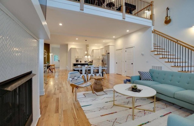 East Nash~A+ Location. 2.5 mil to Broadway~Private yard.Perfect for large groups