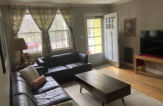 EAST NASHVILLE HOUSE - MONTHLY MINIMAL RENTAL-CLOSE TO MUSIC AND HOSPITALS!