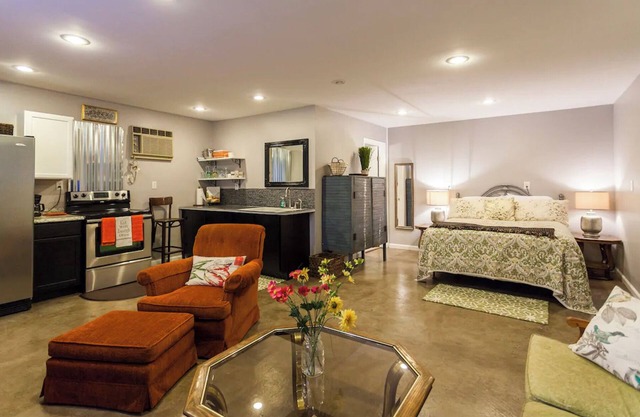 East Nashville - walk your dog to Downtown! Two short-end blocks to 5 Points!