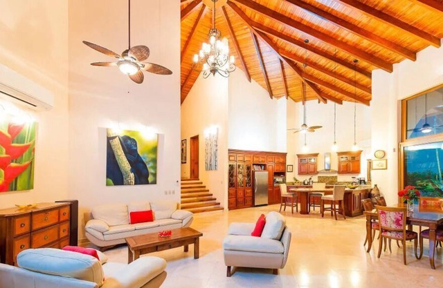 East Oahu Manor - Incredible Ocean Views from most rooms! AC