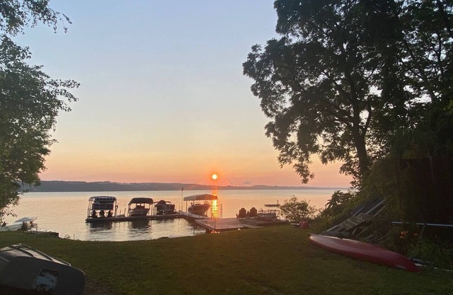 East Side 4 Bdrm on Skaneateles Lake, firepit, paddle boards, 5 miles to village