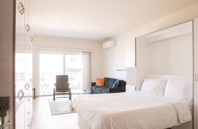 East Side Studio Apt - Near Brady St and Fiserv with Balcony