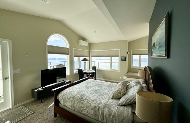East Suite- Ocean Front Suite with private Hot tub