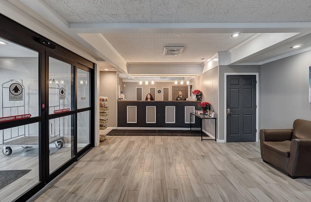 Eastlake Suites Hotel & Conference Center By OYO Urbana