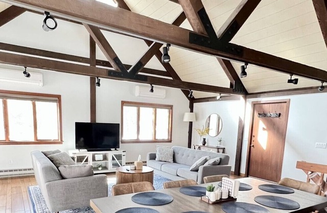 Eastman Lake Barn-Style Retreat With Game Room