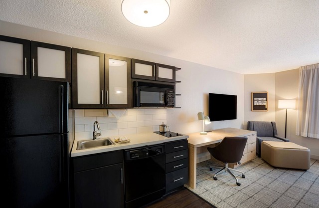 Easy Access to Local Attractions! Unit w/Full Kitchen, On-site Parking!