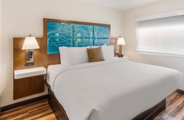 Easy Airport & Downtown Access! Complimentary Breakfast, Onsite Swimming Pool