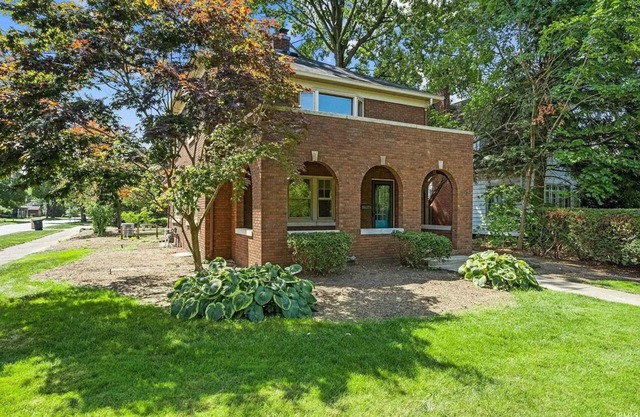 Easy Campus Access! All things Notre Dame steps away!nPerfect for all ND events.