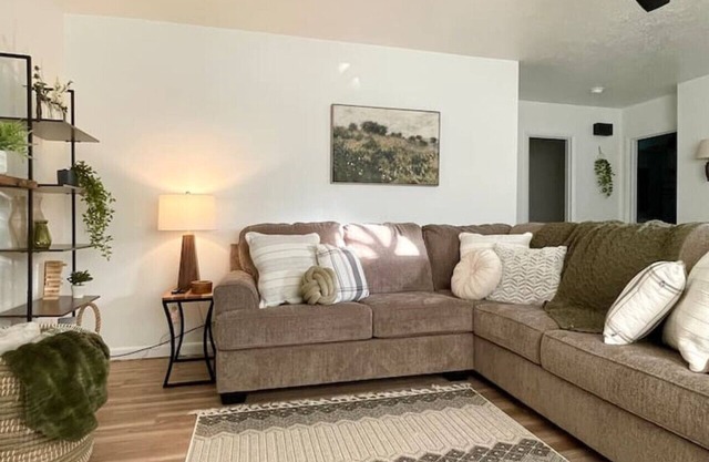 EASY checkout, Safe, Cozy Near I-40 w/KING Pets OK