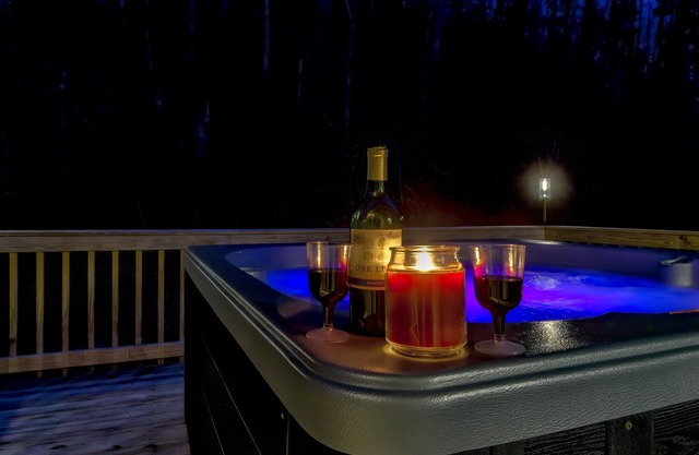 Easy Drive to Log Cabin! Only 7 mins from National Park + Jacuzzi