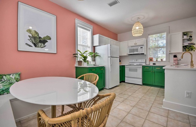 Easy Walk to Seagrove Beach: 'Beverly Bungalow'