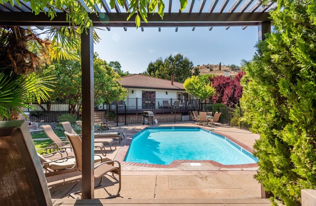 Eat Drink & be Merry! Downtown Paso with Pool and Spa!