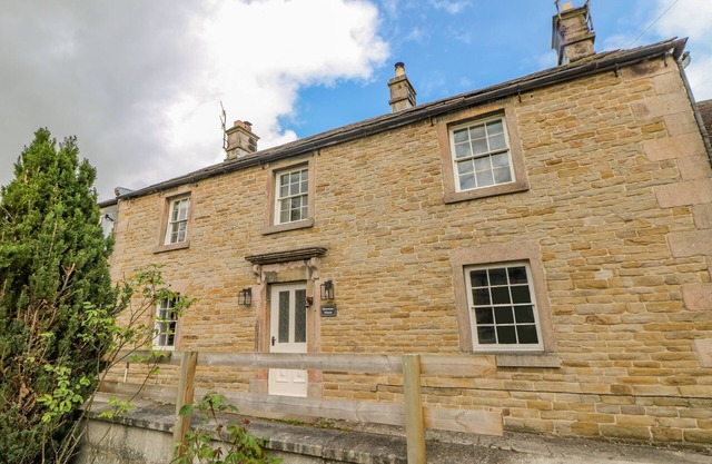 EBENEZER HOUSE, pet friendly, character holiday cottage in Hope