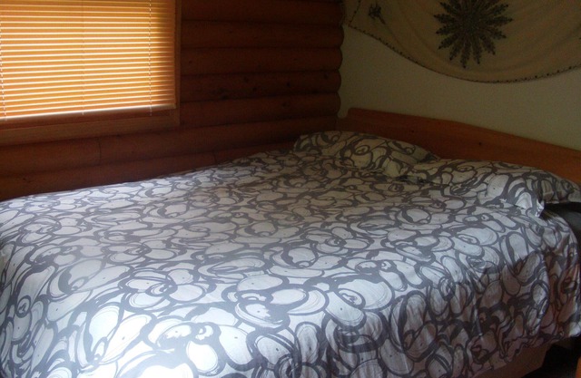 Eberhards log cottage1 , right on the Lake, private, scenic, gorgeous beach