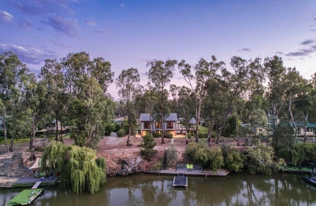 Echuca Riverfront Holiday Home with private pontoon and river access- Banyandah